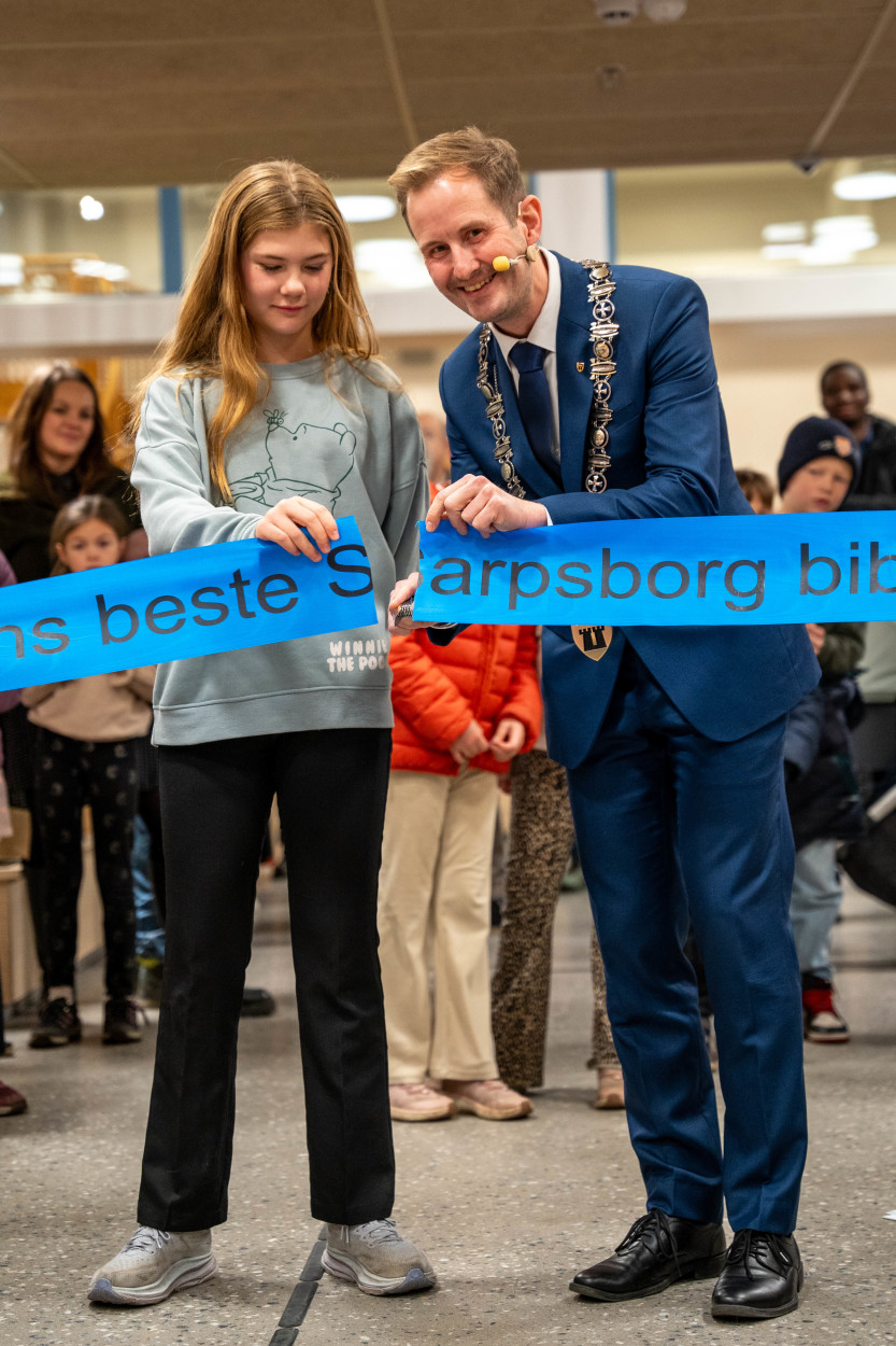 Offisiell åpning av det nye biblioteket ved ordfører Magnus Arnesen og Ingrid fra Sandesundsveien barneskole