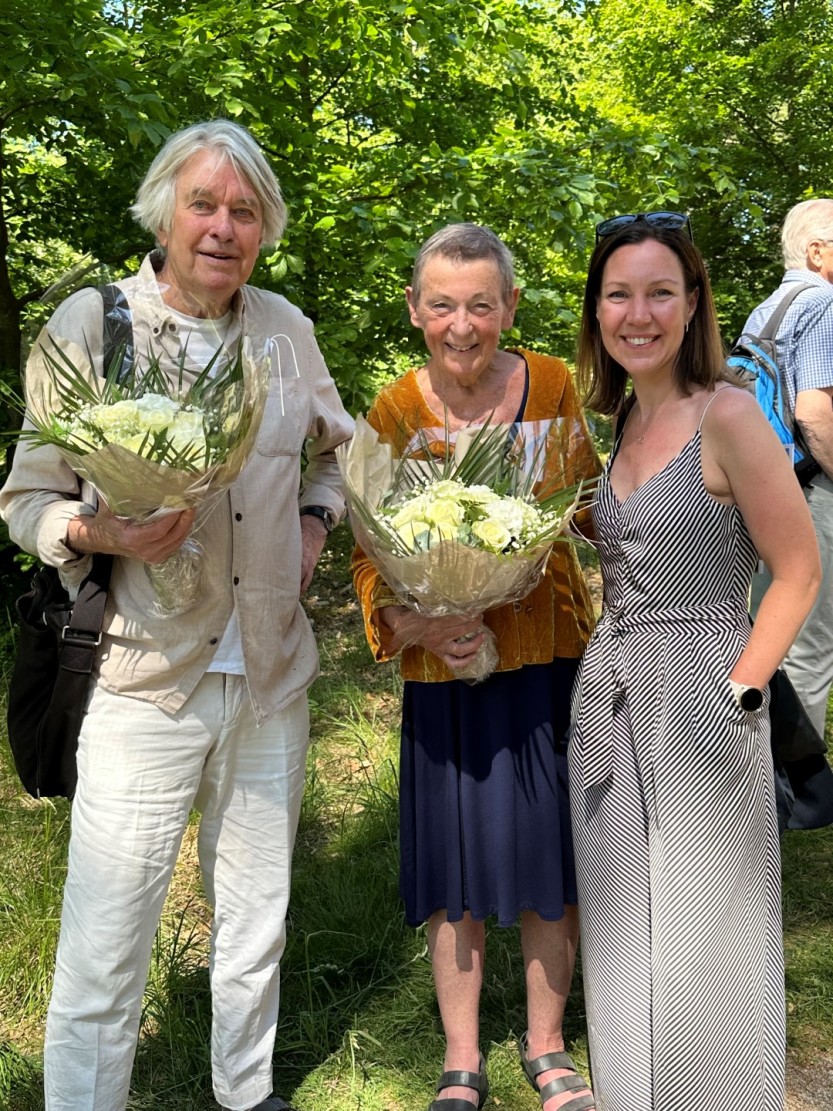Kunstnerne Geir Stormoen, Kjersti Wexelsen Goksøyr og Vigdis Johansen daglig leder i Skjeberg Monumenthuggeri AS