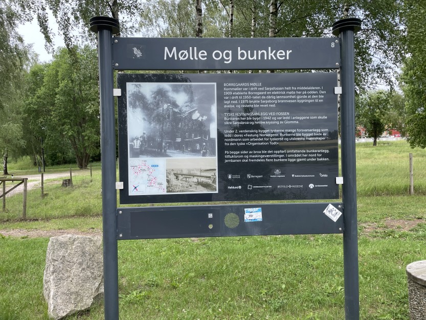 Noen har ødelagt skilt langs tusenårsstien ved Tarris. Lydinstallasjon er borte. 