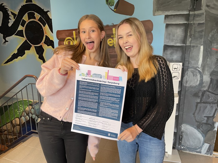 Ellen Fladeby (leder) og Tuva Emilie Hammerstad Larsen (nestleder) i ungdomsrådet er superfornøyd med at den lokale fritidserklæringen er på plass.