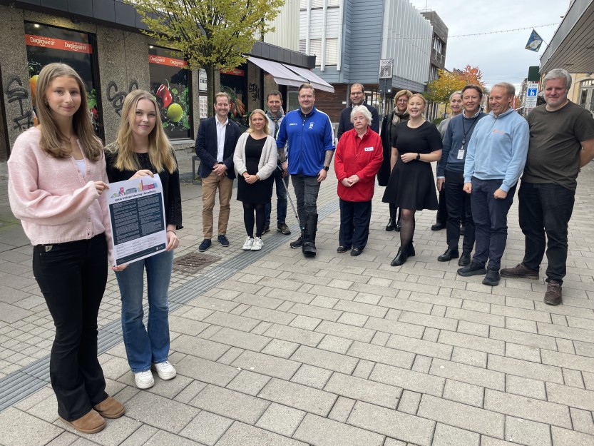 Lansering av lokal fritidserklæring. Ellen Fladeby og Tuva Emilie Hammerstad Larsen fra ungdomsrådet i front.