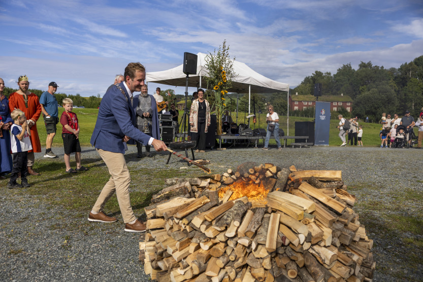 Ordfører Magnus Arnesen tenner olsokbålet på Stiklestad. Foto: Stiklestad Nasjonale Kultursenter, Øyvind Malum 