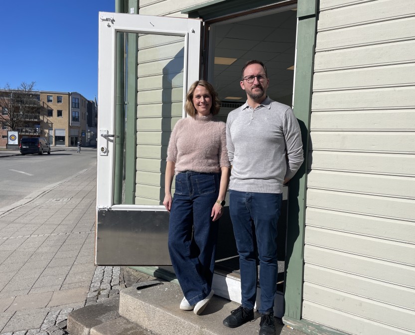 Line Kjølberg og Lars Erik Antonsen gleder seg stort både til jubileumsstafett og Olavsdagene, og inviterer befolkningen innom kontoret i sentrum.