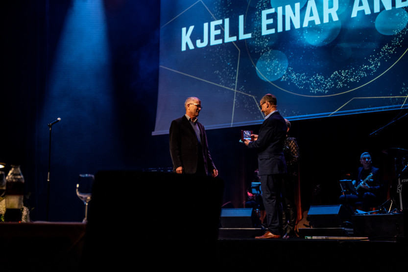 Kjell Einar Andersen mottar idrettsrådets ærespris fra Ole Henrik Andersen