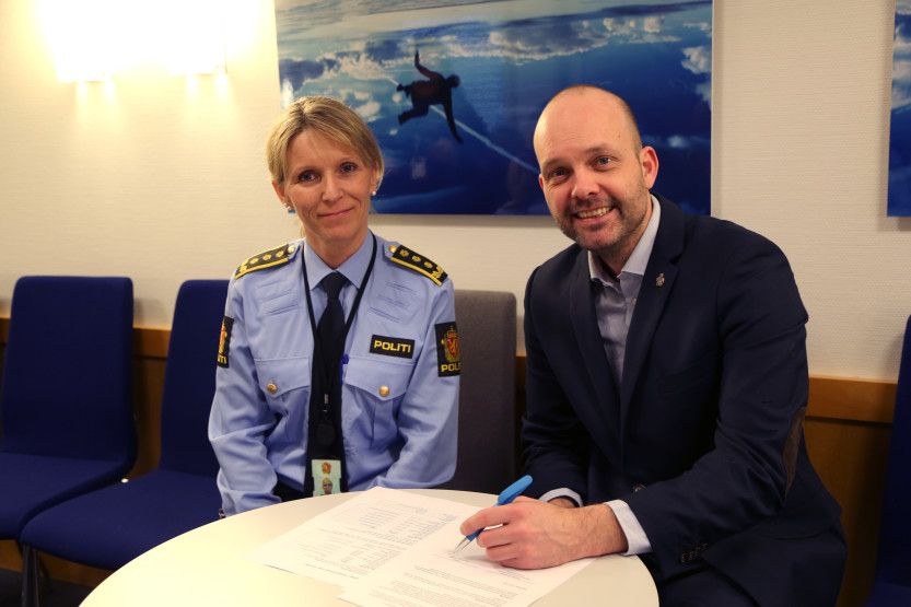 SIGNERTE: Beatrice Bøe, tjenestestedsleder i Sarpsborg politistasjonsdistrikt, og ordfører og leder av Politirådet, Sindre Martinsen-Evje signerte 14. februar ny samarbeidsavtale mellom politiet og Sarpsborg kommune. (Foto Ole Christian Foss)