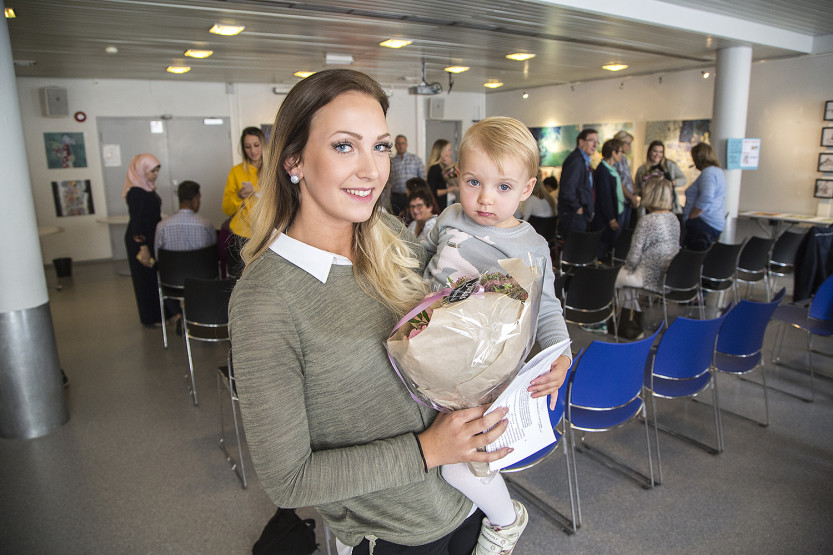  Charlotte Nylende (21) og datteren (2) ser fremtiden lyst i møte etter at den nyutdannede helsefagarbeideren fikk fast fulltidsjobb i Sarpsborg kommune. FOTO: CHRISTIAN NICOLAI BJØRKE