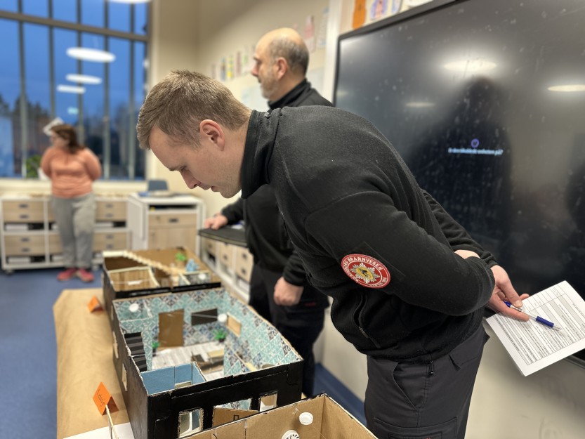 PRESENTASJON: 6. klassingene ved Grålum barneskole holdt presentasjon av sitt brannsikre hus for Sarpsborg brannvesen (foto: Ole Christian Foss)