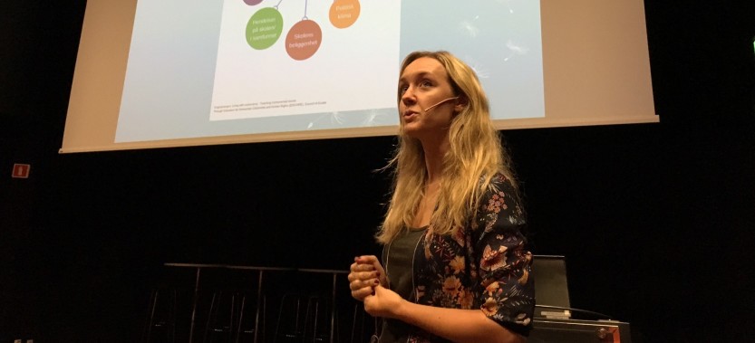 Alle kommunale barnehager, barneskoler og ungdomsskoler i Sarpsborg er med i prosjektet "Tett på - forebygging mot radikalisering". Under oppstartskonferansen på Inspiria holdt Ingrid Aspelund fra Det europeiske Wergelandssenteret foredragene "Kontroversielle temaer i skoler og barnehager" og "Hatefulle ytringer".