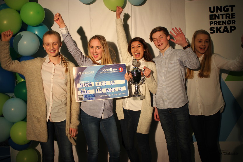 Elevbedriften A.O.S. ved Kruseløkka ungdomsskole ble "Beste elevbedrift 2016" i Ungt Entreprenørskaps fylkesmesterskap. Foto: Ungt Entreprenørskap Østfold.