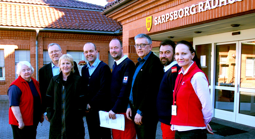 Sarpsborg kommune har skrevet under på en samarbeidsavtale med Røde kors. Her er representanter fra kommunen og Røde kors, fra venstre: Elisabeth Due, Øivind Werner Johansen, Kirsti Skaug, Sindre Martinsen-Evje, Tom Einar Myhre, Øyvind Bruflat, Thomas Clausen og Linda Wiium.