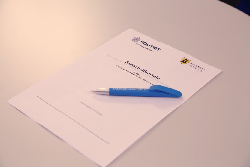 AVTALEN: Øst politidistrikt og Sarpsborg kommune undertegnet 14. februar ny samarbeidsavtale, for å sikre fortsatt kriminalitetsforebyggende innsats og et trygt lokalsamfunn for innbyggerne. (Foto Ole Christian Foss)