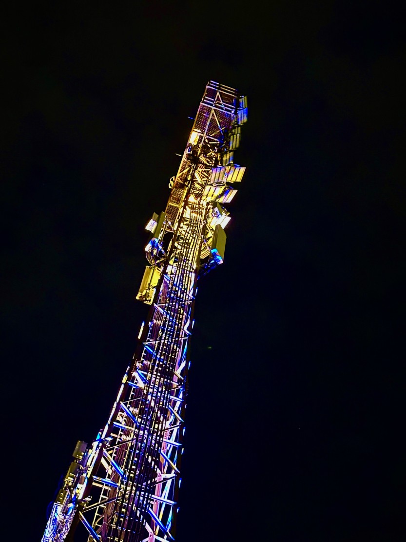 Ukrainske farger på lysmastene Sarpsborg stadion (Foto: Ole Christian Foss)