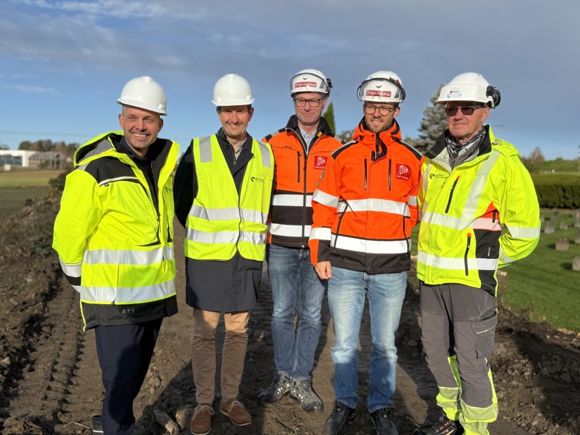 NY GANG- OG SYKKELVEI: De gleder seg til å få på plass oppgraderingen ved Tune, (f.v): fylkesordfører Sindre Martinsen-Evje, ordfører Magnus Arnesen, prosjektleder Bjørn Wiggo Norum i Park & Anlegg, Marius Wold i Park & Anlegg, og byggeleder Frode Rukke i fylkeskommunen (foto: Ole Christian Foss)