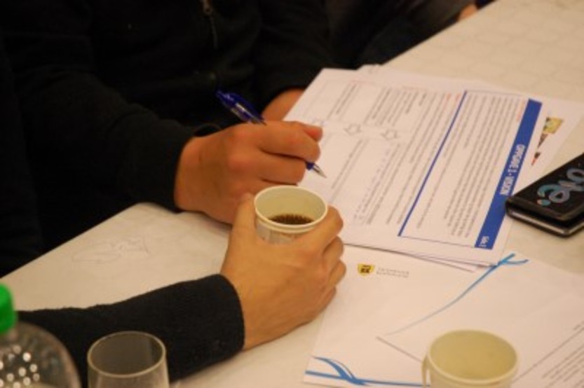 Bilde av kaffekopp og en mannshånd