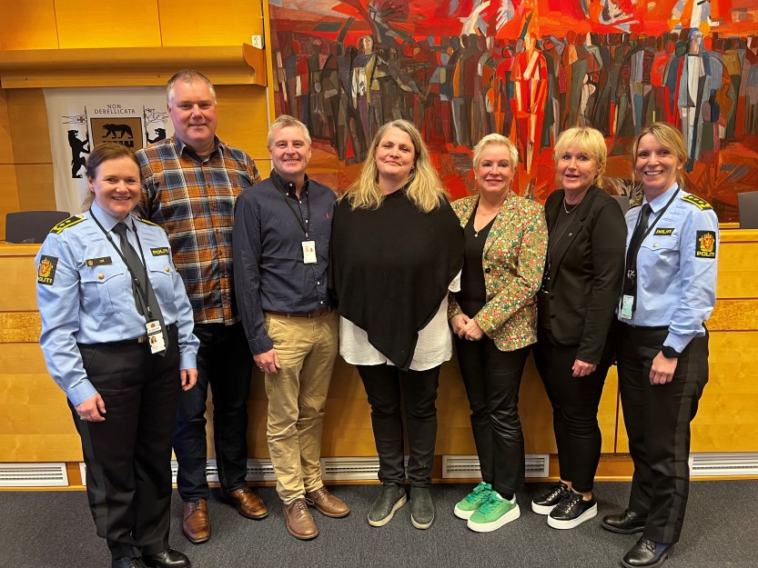 FELLES FAGDAG: Politiet, sykehuset og kommunen hadde en felles fagdag om psykisk helse. På bildet er Kristin Bugge Lyså (politiadvokat 2, fagstaben i Øst pd), Bjørn Erik Øvrum (kriminalitetsforebyggende koordinator i Oslo pd), Jostein Vist (avdelingssjef i Sykehuset Østfold), Margrethe Limm Ruvina (jurist Helsedepartementet), Ingvild Aleksandersen (assisterende statsforvalter), Kirsti Skaug (direktør helse og velferd i kommunen) og  Beatrice Bøe (stasjonssjef Sarpsborg politistasjonsdistrikt)