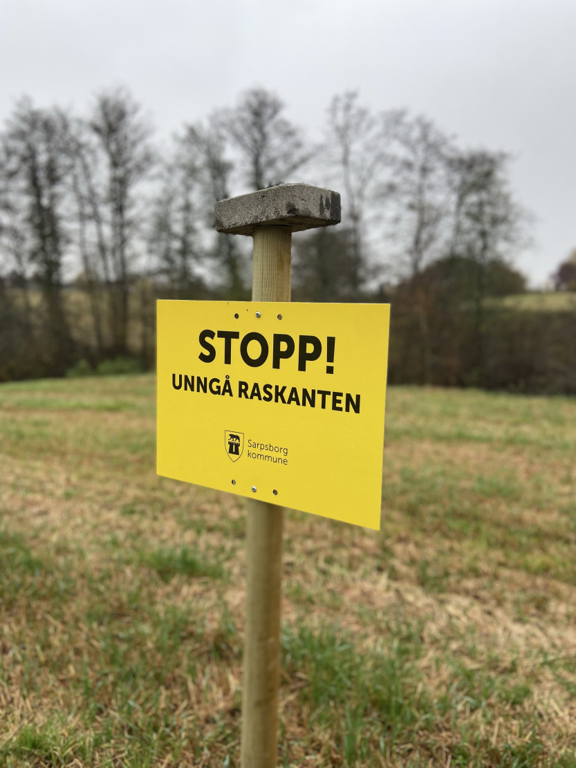 Skilt der det står rasfare