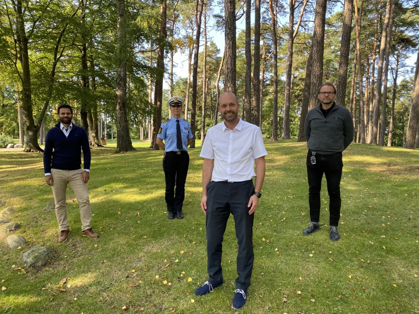 SAMMEN MOT KORONA: Sarpsborg kommune ønsker å gi barn og unge i kommunen direkte og god informasjon om korona. Derfor medvirker blant annet disse i en film som skal vises på skolene. (fra venstre) Kommuneoverlege Kamaldeep Chudasama, Stasjonssjef Sarpsborg politistasjonsdistrikt Beatrice Bøe, ordfører Sindre Martinsen-Evje, og direktør oppvekst Erik Bråthen. (foto: Ole Christian Foss)
