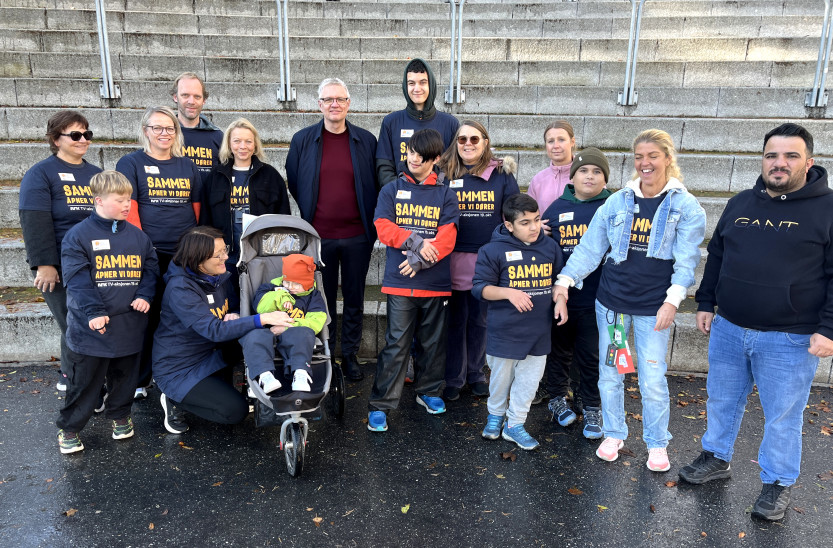 Elever og ansatte ved Sarpsfossen skole støtter TV-aksjonen.