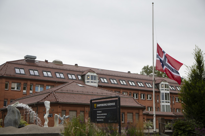 Det flagges på halv stang ved kommunale bygg. Foto: Wanda Nordstrøm