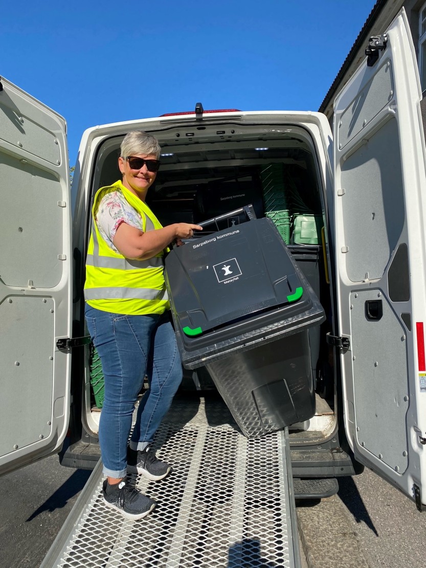 Laila Rustad Grindahl ved Avdeling avfall og renovasjon, med den nye beholderen for matavfall.