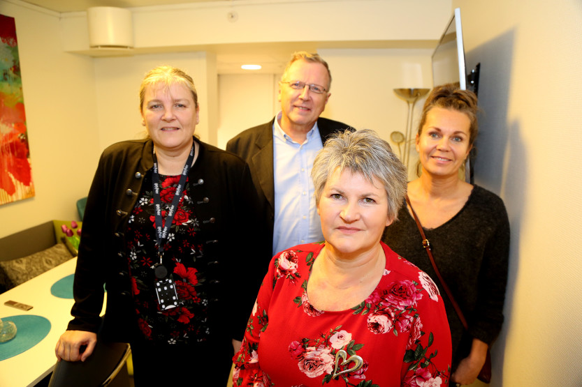 Utvalgsleder for velferd og folkehelse, Linda Engsmyr, helsesjef Øivind W. Johansen, rådgiver i virksomhet utbygging Tove Aasberg og leder ved krisesenteret Birgith Amundsen Gellein i den nye avdelingen for menn ved krisesenteret.