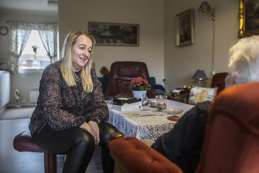 Mona Elise Kristoffersen drar hjem til mennesker og viser hvordan trygghetsalarmer virker.