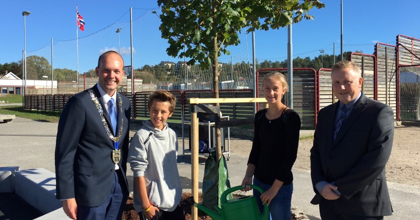 Åpning av tusenårsplassen ved Kurland barneskole. Her: Ordfører Sindre Martinsen-Evje, nestleder i elevrådet Alexander Braseth, elevrådsleder Mina Roalkvam Titlestad og rektor Jan Anders Hop.