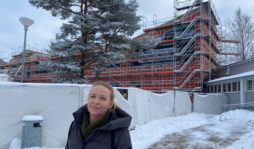 Rektor Ann Kristin Jacobsen foran tilbygget ved Grålum barneskole. Foto: Eva Rekvin