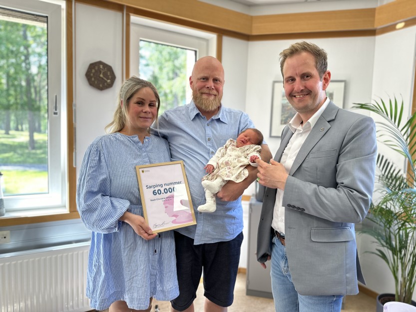 Neah Christine er sarping nr 60.000 - her sammen med mamma Julie Ahlberg og pappa Richard Henriksen, og ordfører Magnus Arnesen (foto Ole Christian Foss)