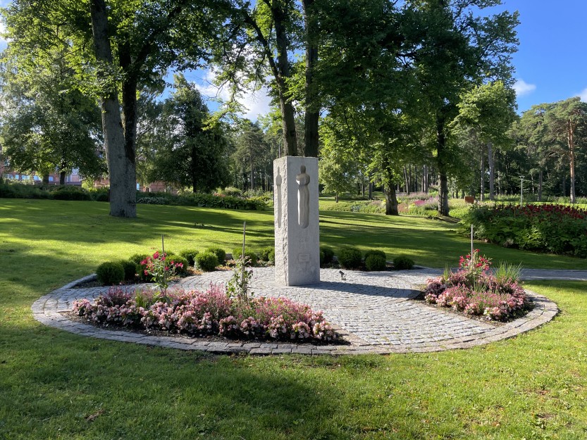 Minnesmerke 22. juli. Skulptur utformet av Nico Widerberg til minne om ofrene for terrorangrepene 22. juli