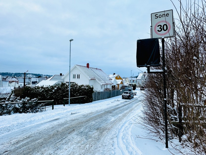 BOLIGSONE: Skiltene er foreløpig dekket til, men vil fortelle at du kjører inn i en boligsone fra og med 19. januar.