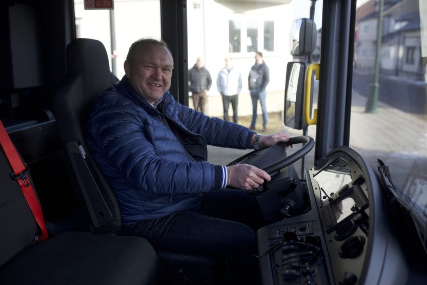 Ottar Kristiansen fra Norsk Gjenvinning Renovasjon AS var fornøyd med den nye bilen. Foto: Christian Nicolai Bjørke