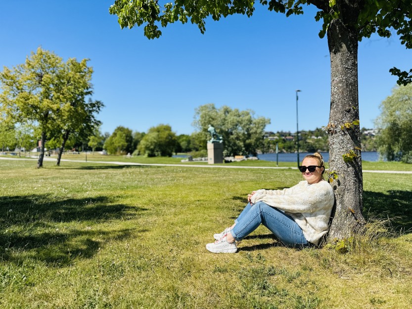 KOS: Mia Klavestad Olsen koser seg i Glengshølen - og vil sørge for at biene får samme mulighet (foto Ole Christian Foss)