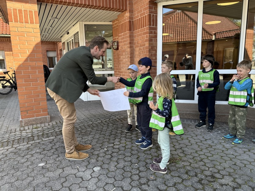 VINNERE: Barna i Bergsvingen barnehage vant årets våraksjon i Sarpsborg kommune, og fikk bevis på dette av ordfører Magnus Arnesen. (foto: Ole Christian Foss)