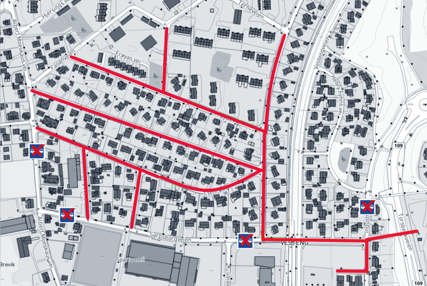 De røde strekene viser hele det nye VA-anlegget på Brevik. Jernbaneovergangen er nede til høyre, over der det står "Vesteng".