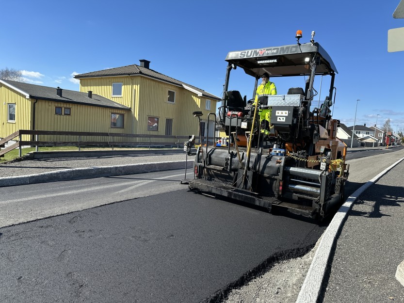 Asfalteringsarbeid Skjebergveien april 2024 (foto Ole Christian Foss)