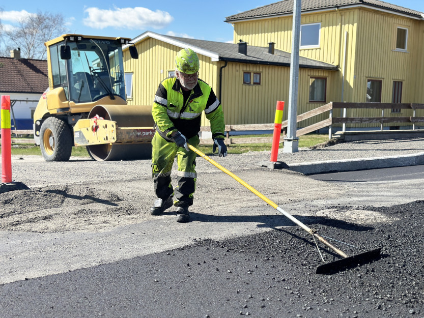 Asfalteringsarbeid Skjebergveien april 2024 (foto Ole Christian Foss)