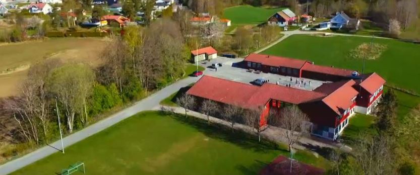 Flyfoto Jelsnes barneskole. Foto: Thomas Andersen