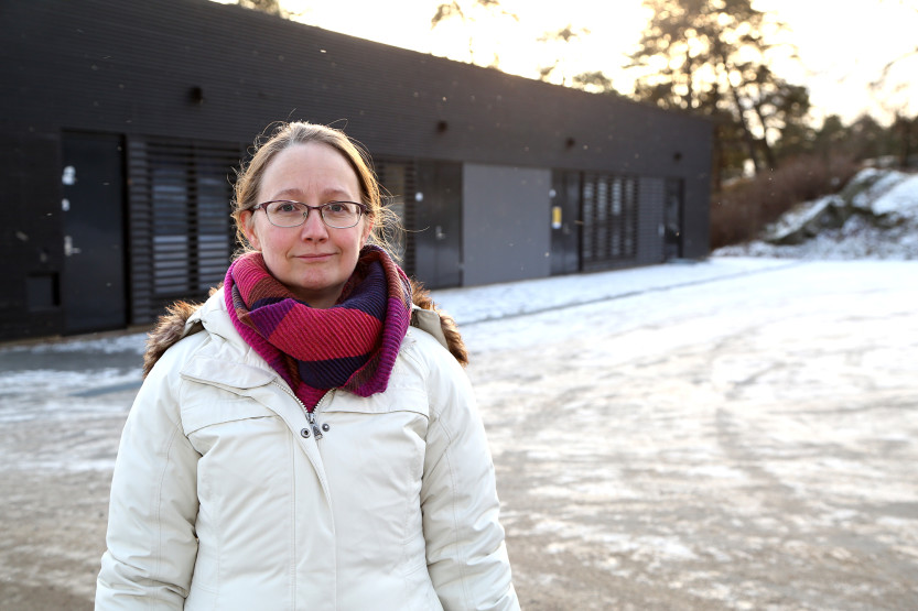 Virksomhetsleder Karianne Jenseg Bergman foran scenebygget i Kulås - det nye utleveringsstedet for hurtigtester. (Foto: Maren Engebretsen)