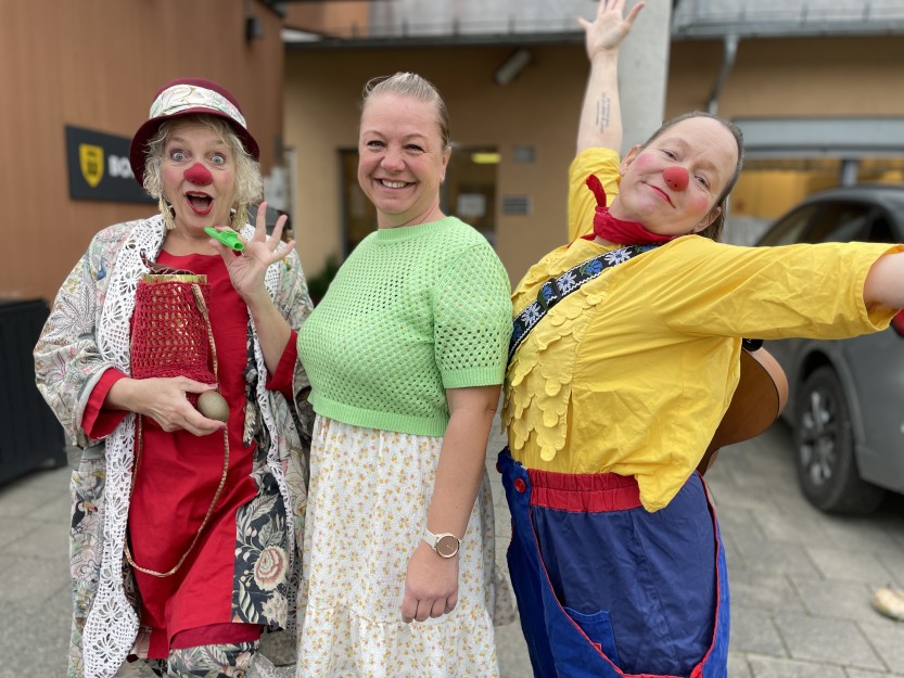 Klokkeklovnene Viva (Aase Magnhild Sørbø) og Pernille (Anne-Marthe Lund Engnes) på besøk ved Borgen sykehjem. Her med teamleder Ann Jeanette Sæther.