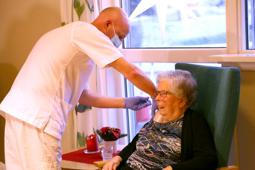 Ada (96) ble den første som tok koronavaksinen i Sarpsborg. Sykepleier Tommy Martiniussen satt vaksinen.. 