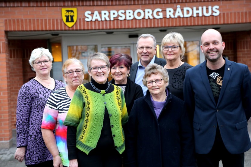 FORTSETTER SAMABEIDET: Sanitetsforeningen og Sarpsborg kommune fortsetter samarbeidet. På bildet er Merete Fjellgaard – leder Sarpsborg sanitetsforening, Torunn Hofgaard – leder Skjeberg sanitetsforening, May-Britt Næss – leder søndre Skjeberg sanitetsforening, Tove Wold Karlsen – leder Ullerøy sanitetsforening, Mai Britt Løken – leder av Omsorgsberedskapsgruppa, Anne Marit Sundbye – nestleder av Omsorgsberedskapsgruppa, Øivind W. Johansen- helsesjef Sarpsborg kommune og Sindre Martinsen Evje - ordfører Sarpsborg kommune.