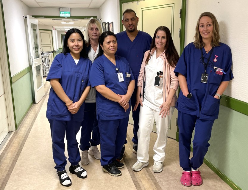 Det nærmer seg siste arbeidsdag for medarbeiderne på Tingvoll sykehjem. Fra v. Sukruethai, Hanne, Josie, Yemane, Elisabeth og Hilde.