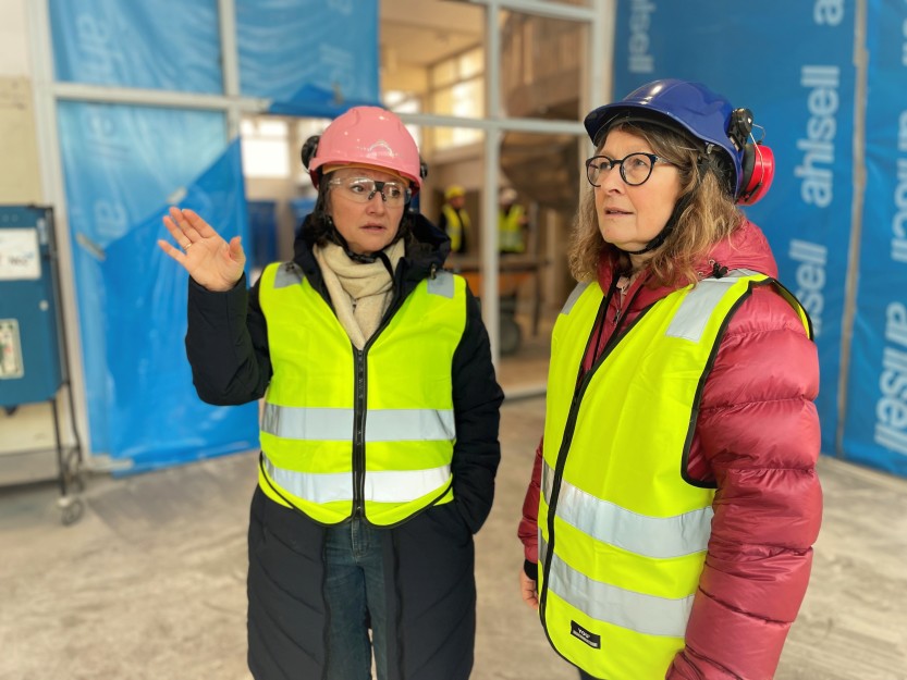 Anette Kure og Marianne Berthelsen på befaring i de gamle biblioteklokalene i forbindelse med bygging av nytt hovedbibliotek