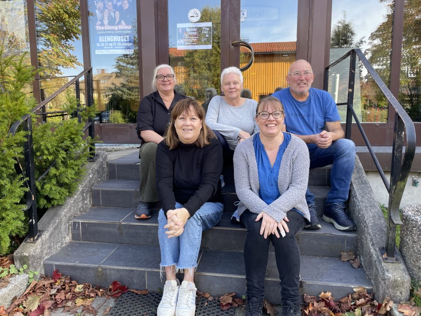 Bak fra v. Maria Soos Stave, Marit Holmen, Pål Antonsen. Foran Wenche Kraggerud og Anette Thorvik.