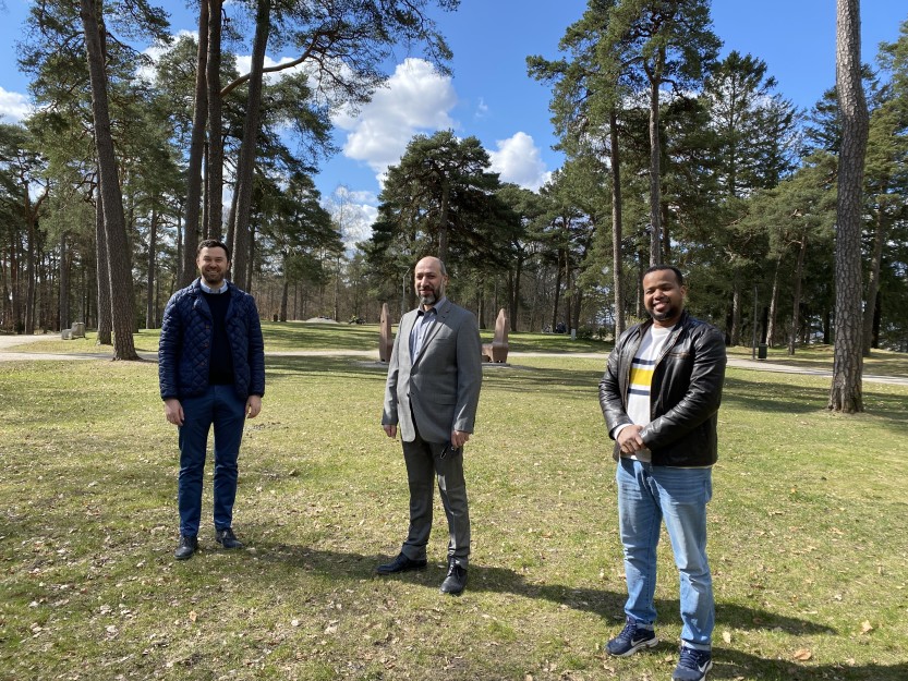 TRYGG FEIRING: De ønsker en trygg id-feiring, imam Aziz Ahmedovic, imam Murshid Al Khaznawi, Nuur Abdi Wahab Azmed (foto: Ole Christian Foss)