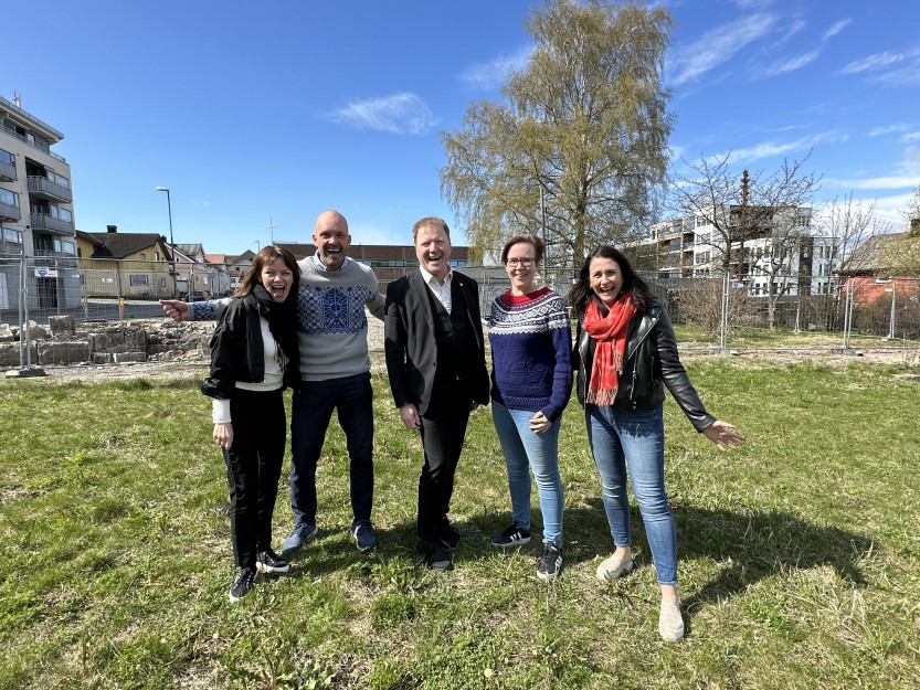 JUBLER Guro Elise Berg, Sindre Martinsen-Evje, Sigbjørn Gjelsvik, Henriette Holt Gausdal og Therese Thorbjørnsen jubler over millioner til Østre bydel. (foto Ole Christian Foss)