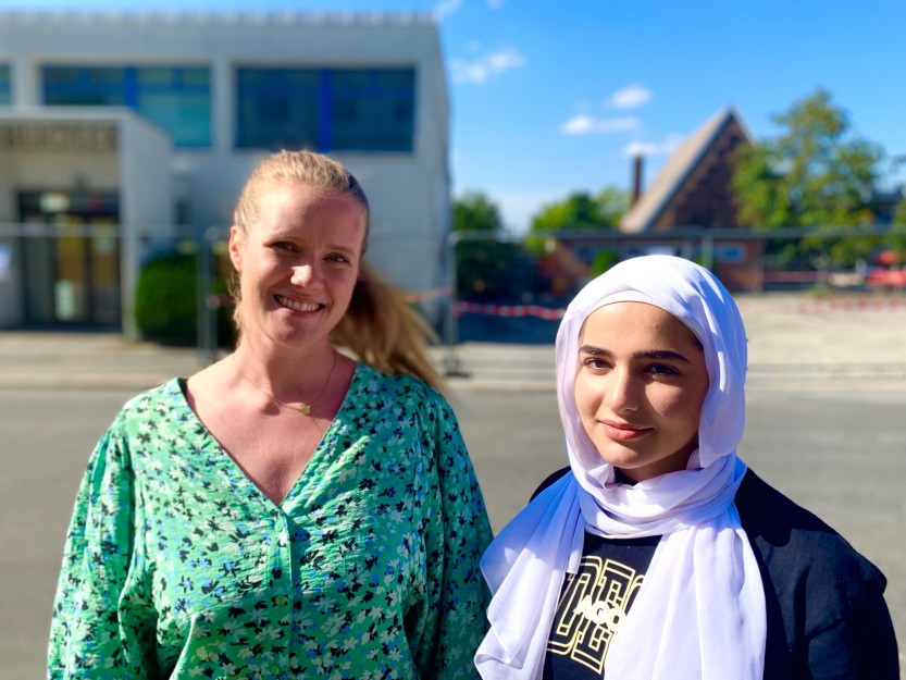 Ungdomsbibliotekar Merethe Næss og leder av ungdomsrådet Paktaw Hajipouri 