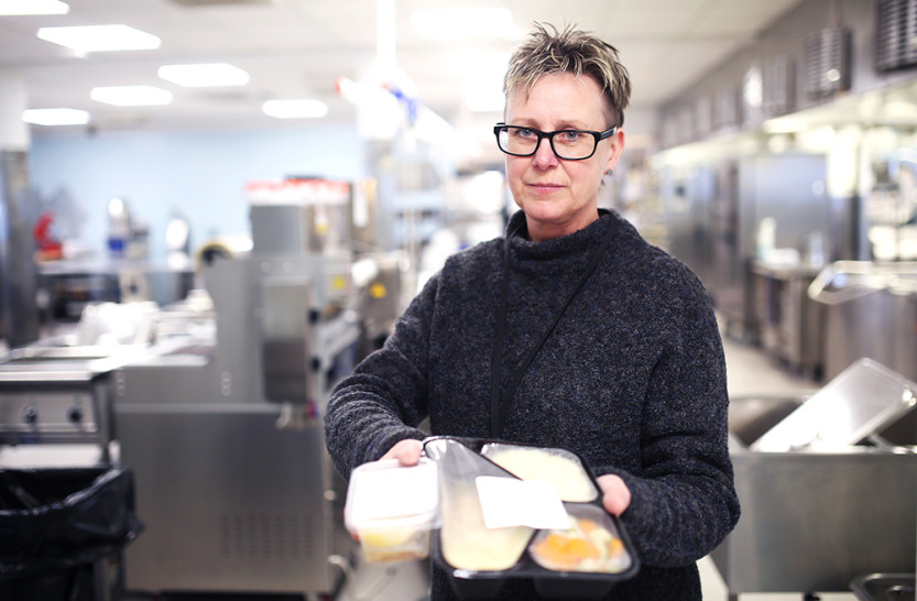 Ann-Karin Berndt drar hjem til mennesker med middag.