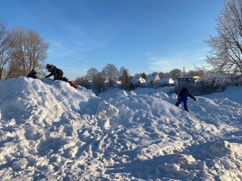 Barn leker i snøen